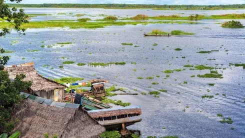 Der Fluss Iquitos im peruanischen Amazonas-Regenwald.